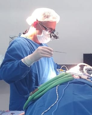 Dr. Allex Luna realizando uma cirurgia